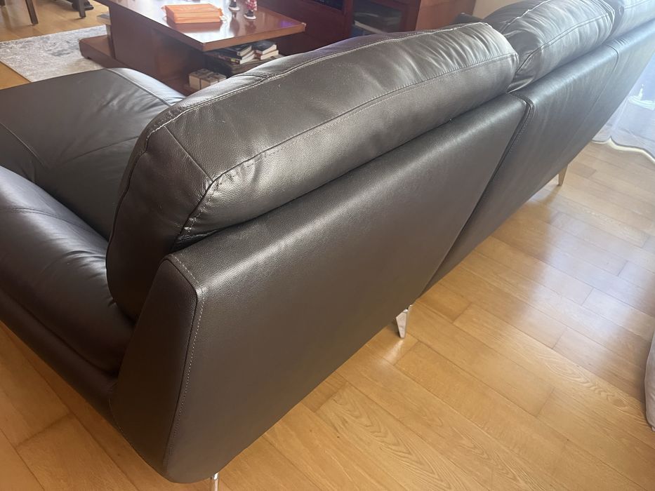 Sofa em pele c/ chaise lounge castanho