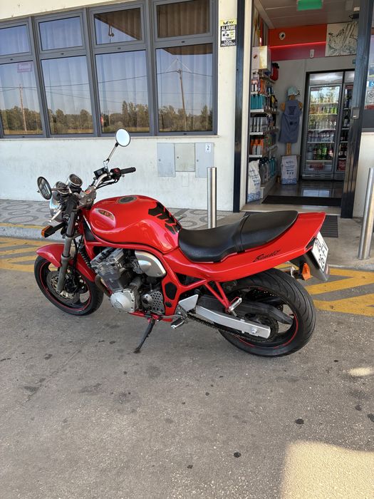 Vendo Suzuki Bandit 600. Tem potencia de 57 kw. Necessita categoria A na carta de conduçao