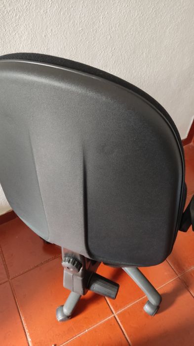 Cadeira de escritório preta com rodas