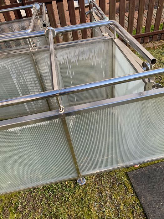 Balkony i balustrady ze stali nierdzewnej.