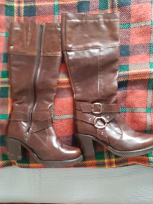 Botas cano alto praticamente novas