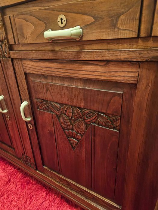 Móvel antigo com detalhes