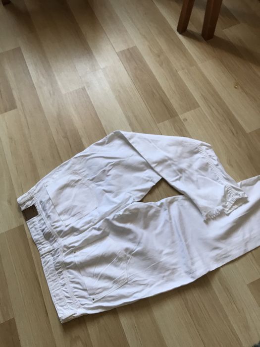 Białe damskie spodnie Stradivarius r.M