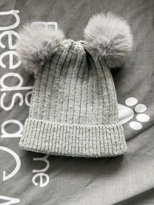 Шапка з пумпонами тепла