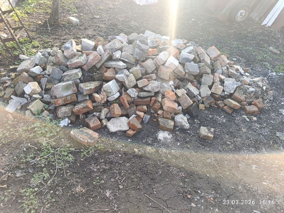 Віддам безкоштовно половинки кирпича