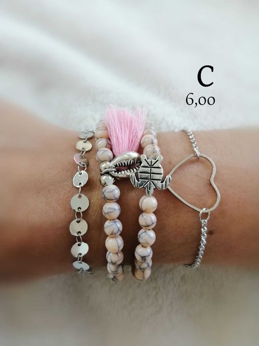 Varios conjuntos de pulseiras