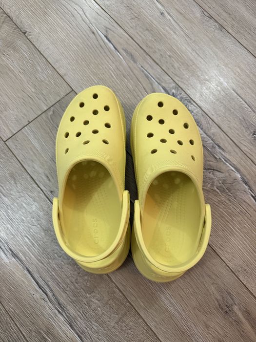 Żółte crocs wysokie