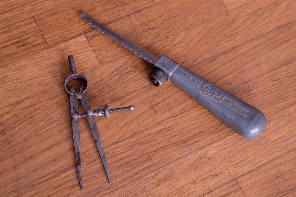 Zabytkowe narzędzia 1950: cyrkiel i mini piła Eclipse No 12