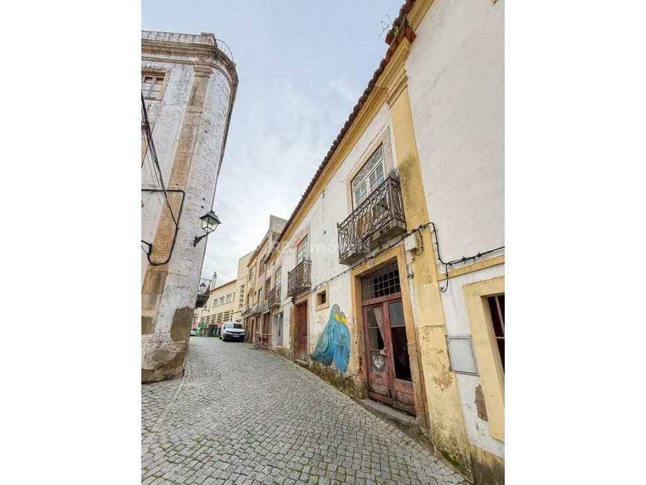 Prédio p/ Recuperar - Centro Histórico de Abrantes