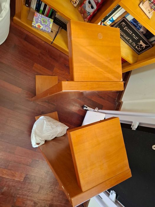 Prateleiras de madeira