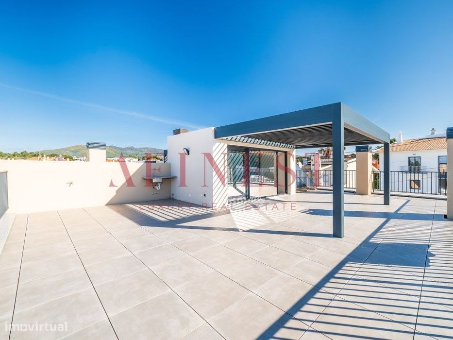 Moradia T4 de Luxo com Rooftop e Vistas Panorâmicas em Cascais
