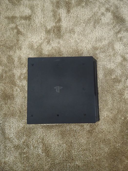 PS4 Pro + 2 comandos + volante + 3 jogos