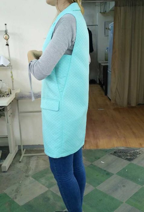 Распродажа. Фирменный жилет-накидка