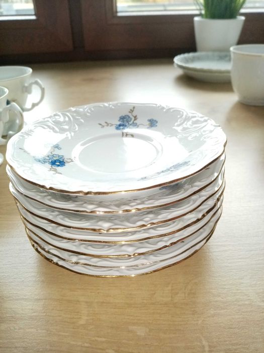 Zestaw porcelanowych filiżanek z czasów PRL