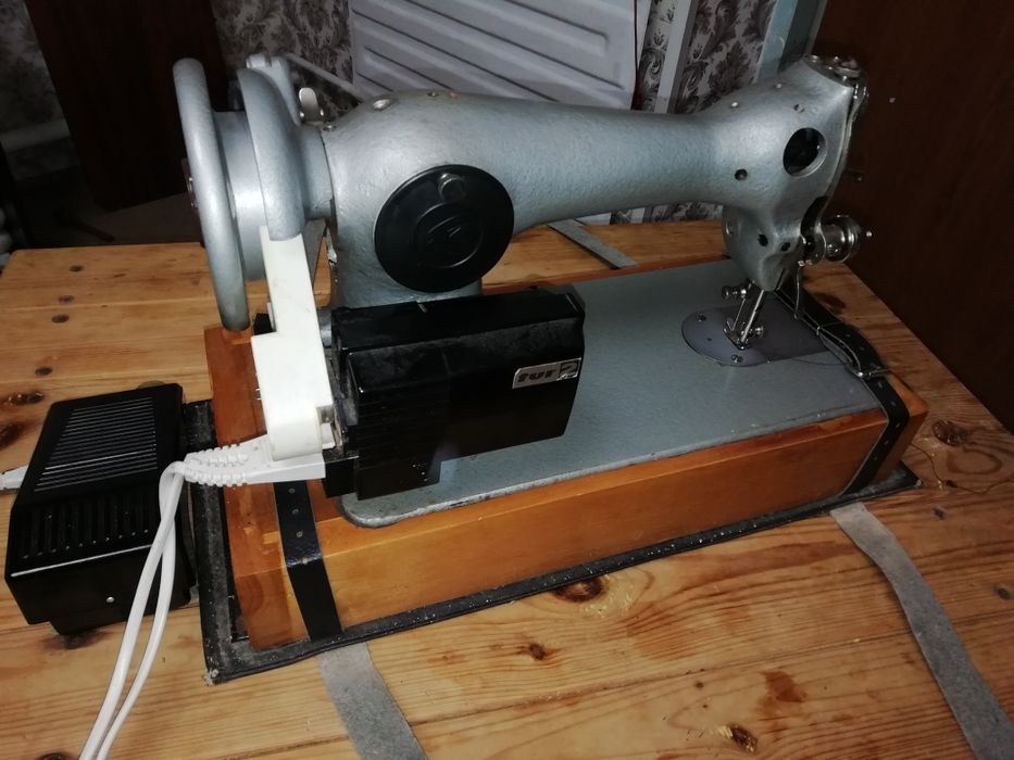 Продам швейную машинку
