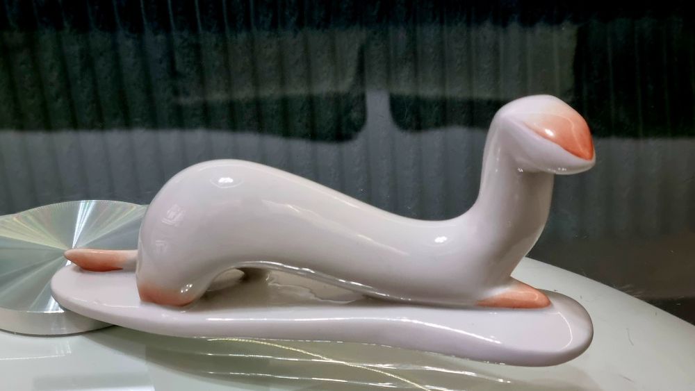 Sygnowana figurka Łasiczka M. Naruszewicz, Ćmielów, 1956 r.