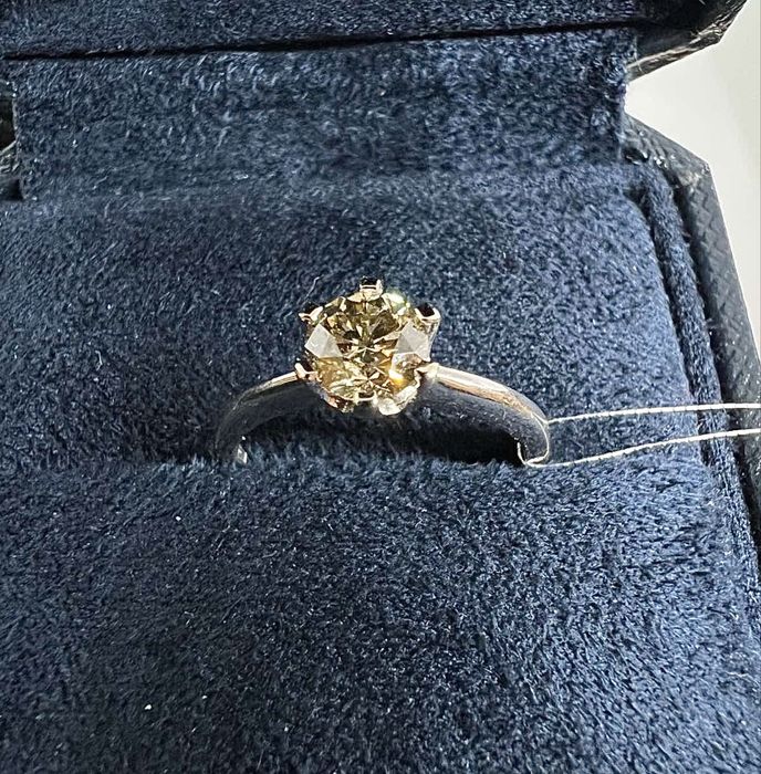 Золота каблучка 750 проби з діамантом 0.67 карат.