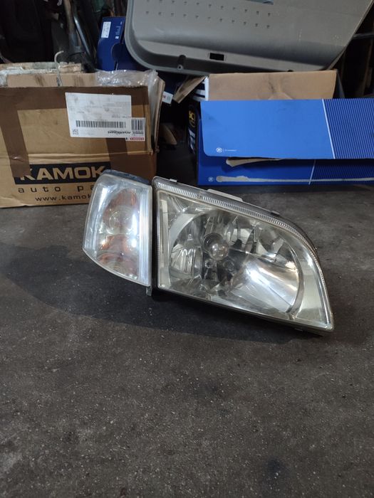 Farol direito Mitsubishi spacestar 2002