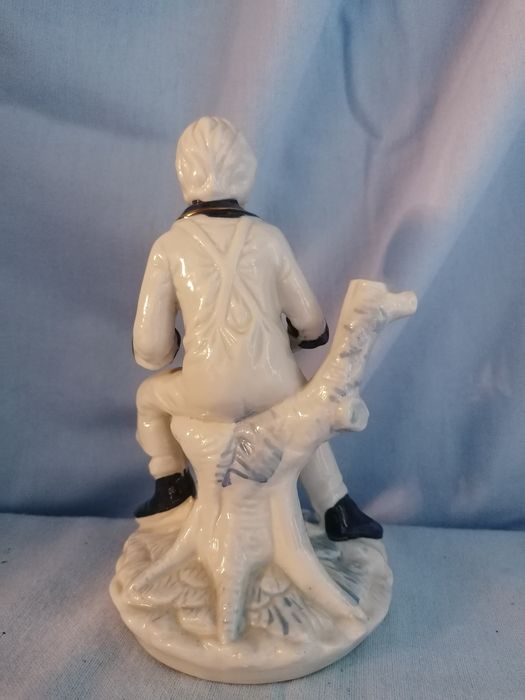 Piękna porcelanowa figurka chłopca z psem pies chłopiec