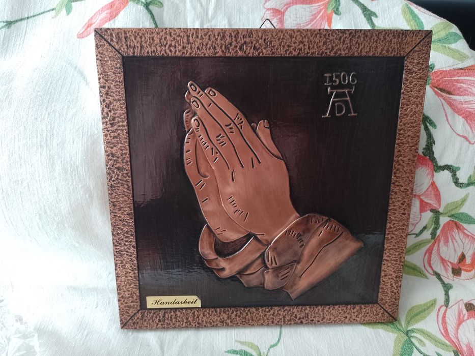 Modlące się dłonie miedź metaloplastyka obrazek