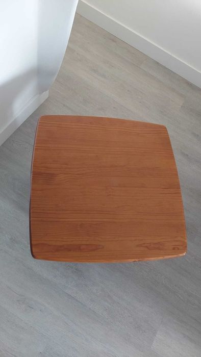 Mesa de apoio quadrada em madeira