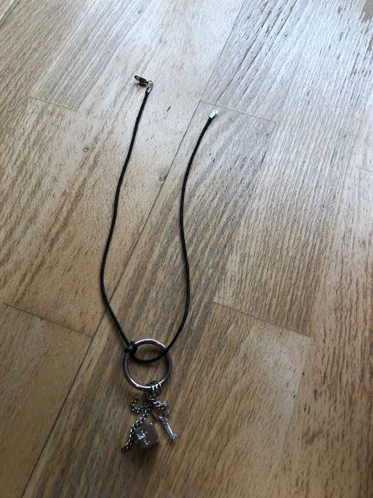 colar com pendentes prateados