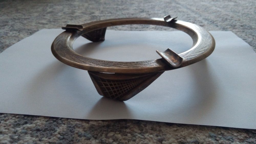 stara metalowa podstawka na papierosy i miseczka