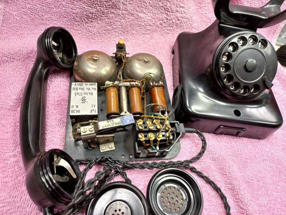 Stary telefon siemens .