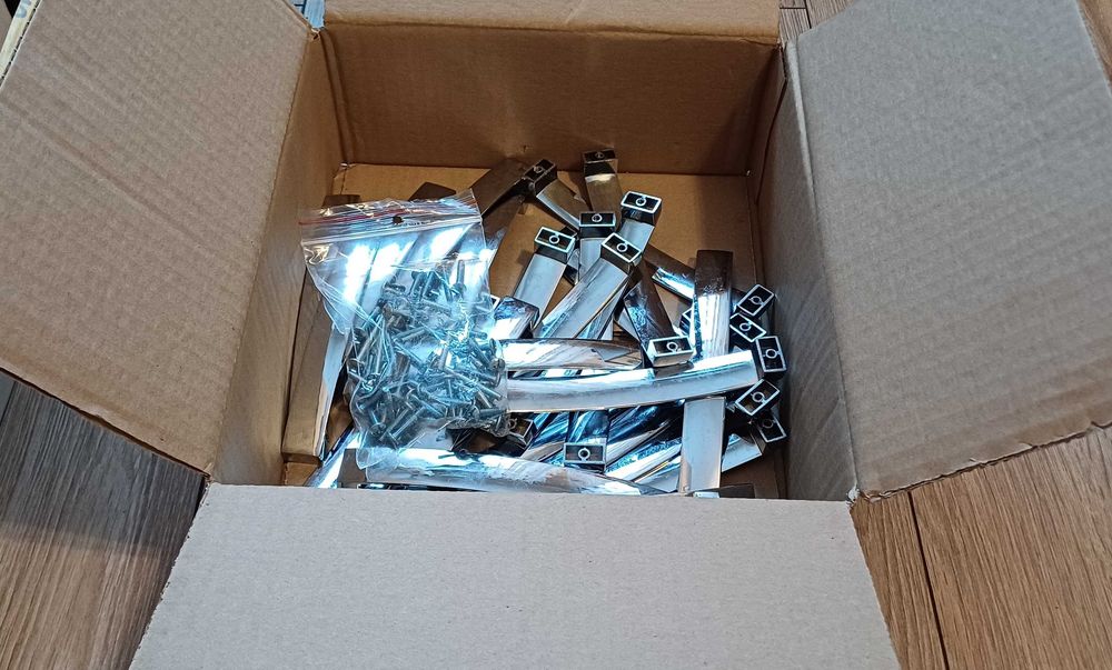 Uchwyty meblowe metalowe 26 sztuk plus śruby 52 sztuki a rozstaw 16 cm