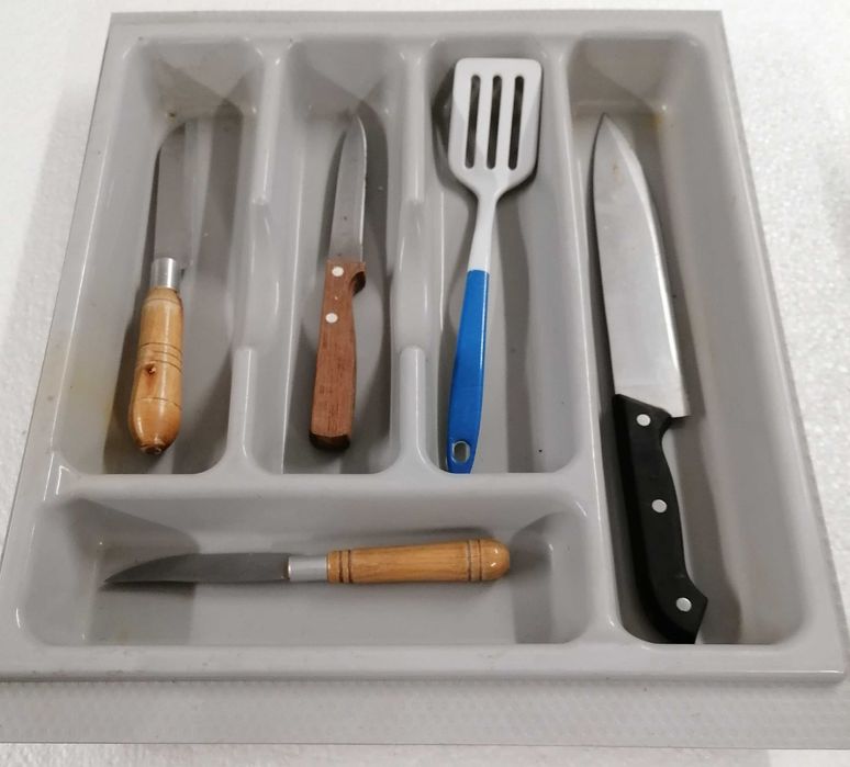 Facas cozinha e tabuleiro gaveta, tudo por 7.5€