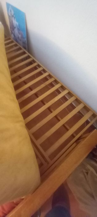 Sofá cama com caracteres chineses