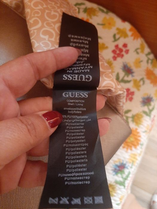 Mala de senhora em bronze. Guess