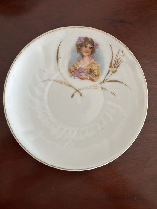 Chávena Porcelana Vista Alegre antiga ( 1881 / 1921 ), motivo DAMA