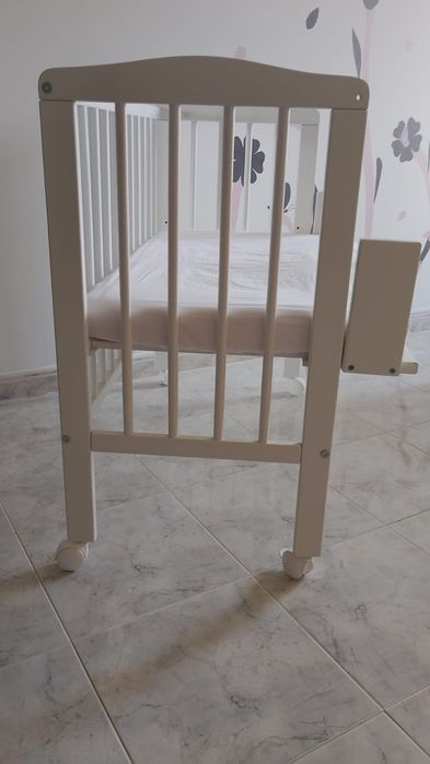 Cama de bebe + colchão+ 3 cobertores.