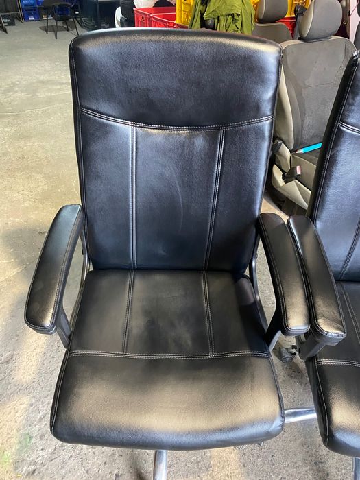 Продам офісні крісла