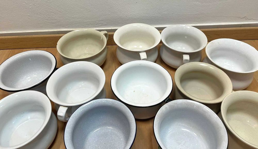 Penicos antigos, em loiça e em esmalte