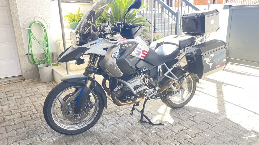 Para venda moto bmw gs 1200 em muito bom estado como prova as fotos com 3 malas pneus quase novos punhos aquecidos etc