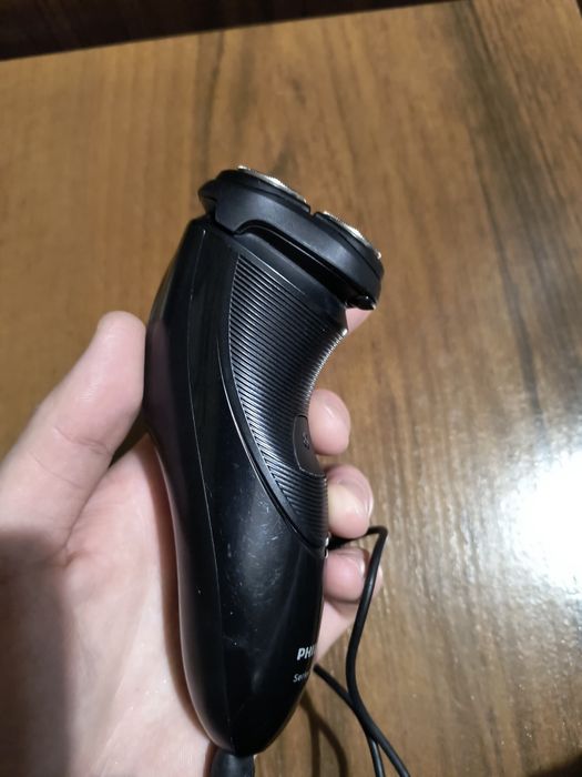 Продаю електробритву Philips