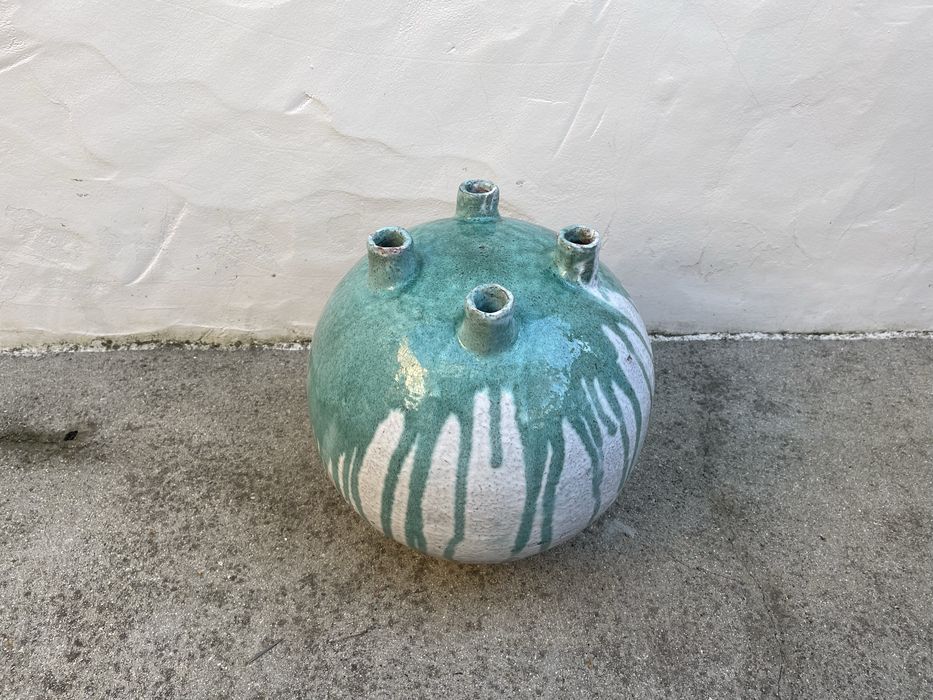 Sculptural Ceramic Vase with Green Drip Glaze – Organic Design