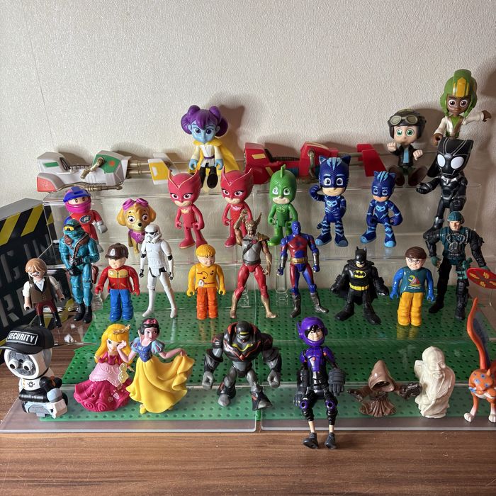 Фігурки різних персонажей героїв