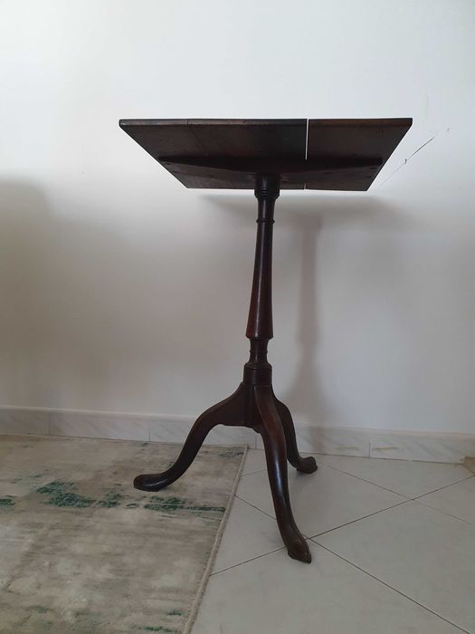 Mesa de madeira pé de galo