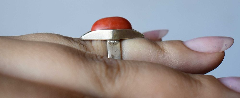 Pierścionek z naturalnym koralem