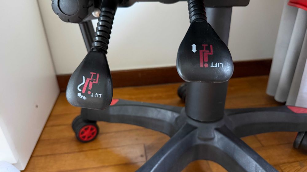 Cadeira Gaming preta e vermelha, ideal para gaming, estudar ou trabalhar.