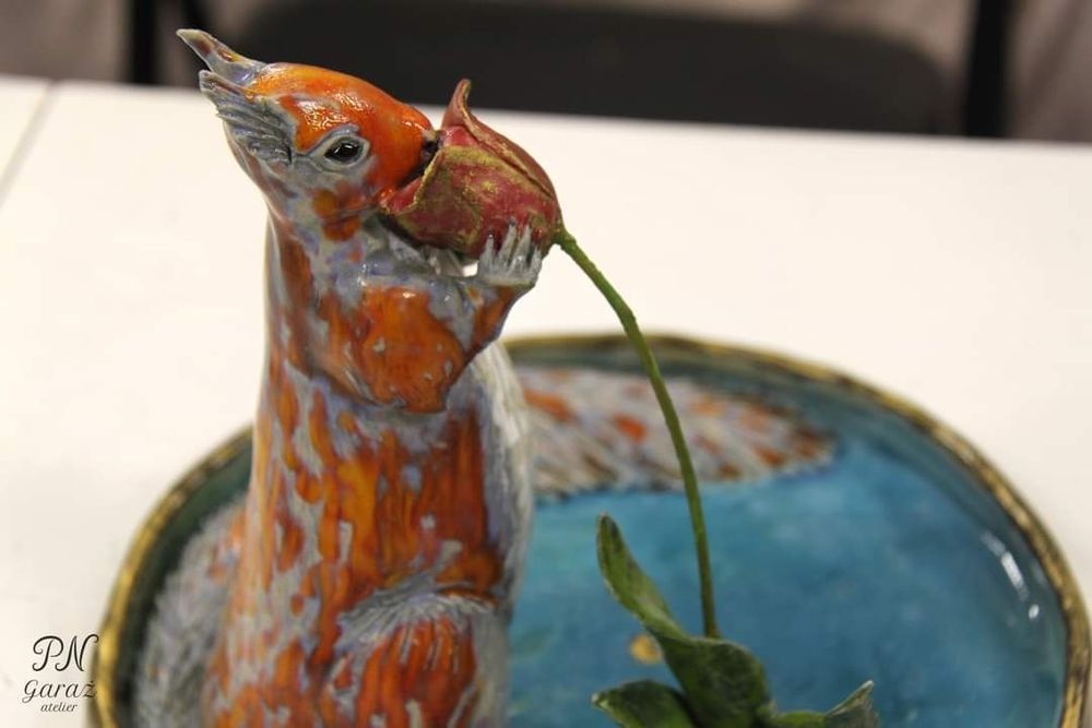 Witam,  patera ceramiczna z wiewiórką i tulipanem