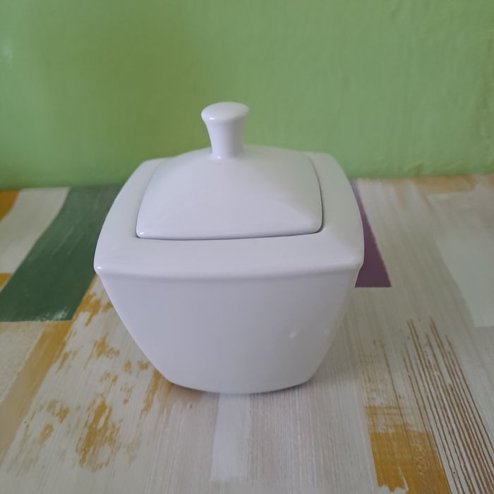 Biała porcelanowa cukiernica Lubiana.