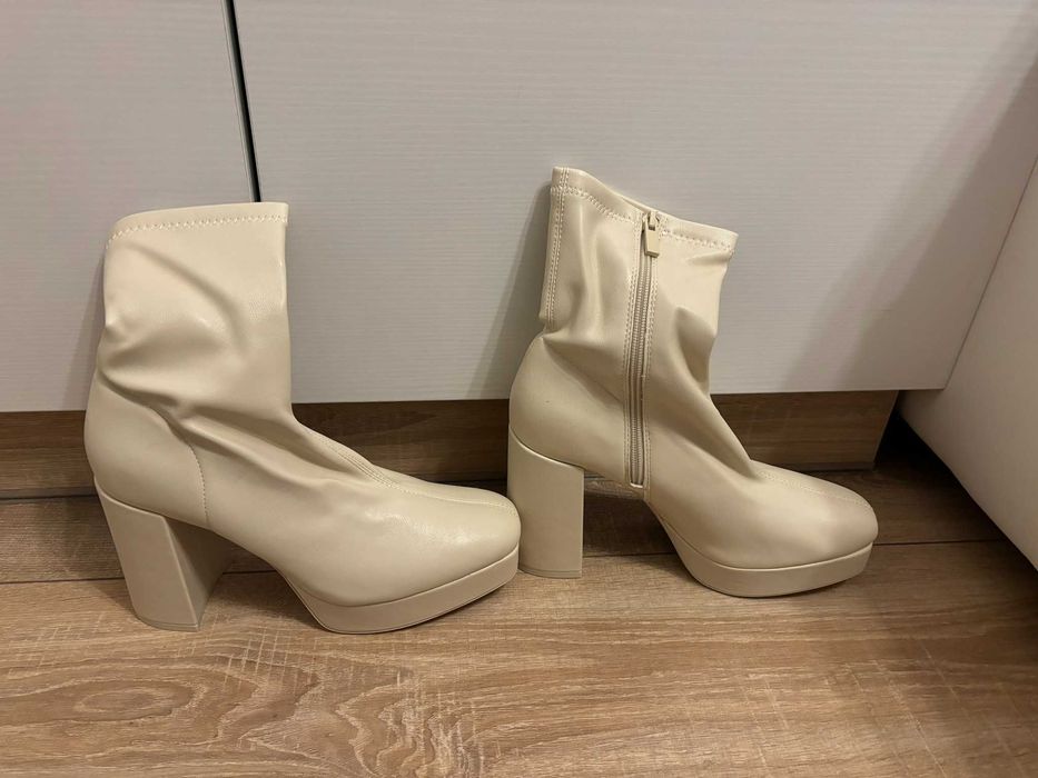 Nowe Kozaki - Stradivarius - 40 - beżowe