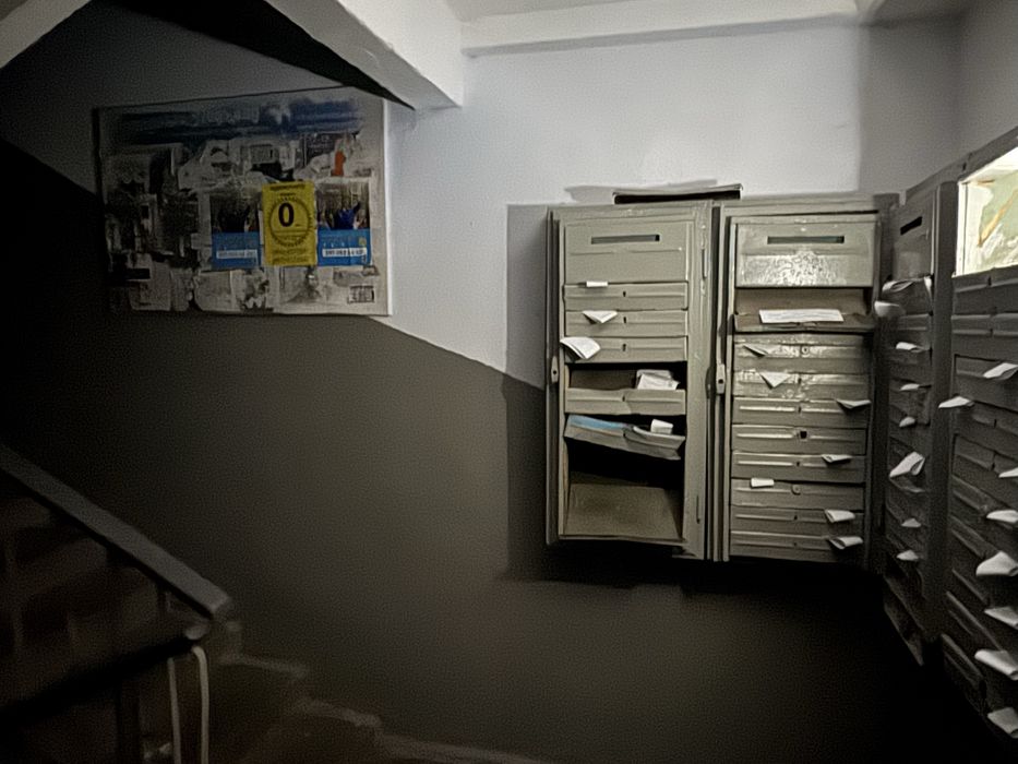 Розклейка листівок по місту