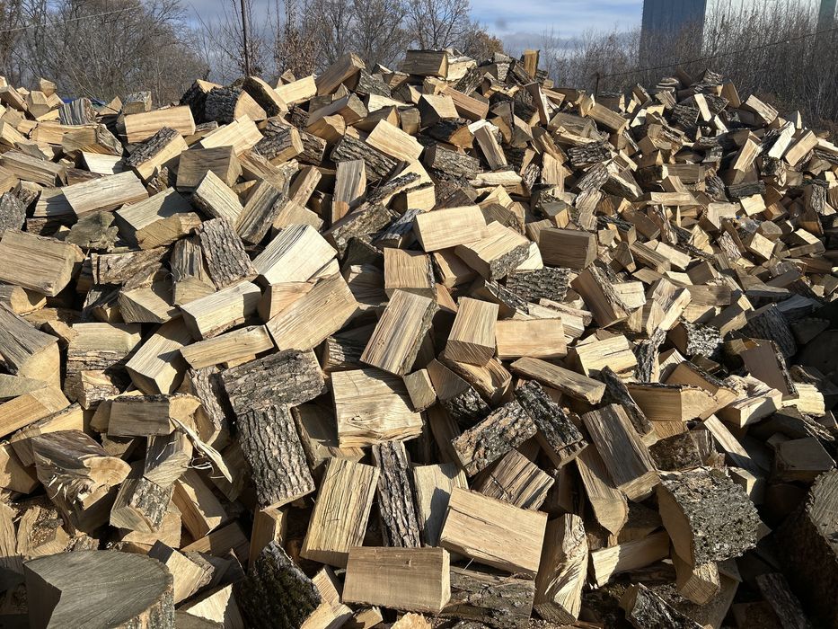 Складені дрова дуб граб ясен рубані та метрові