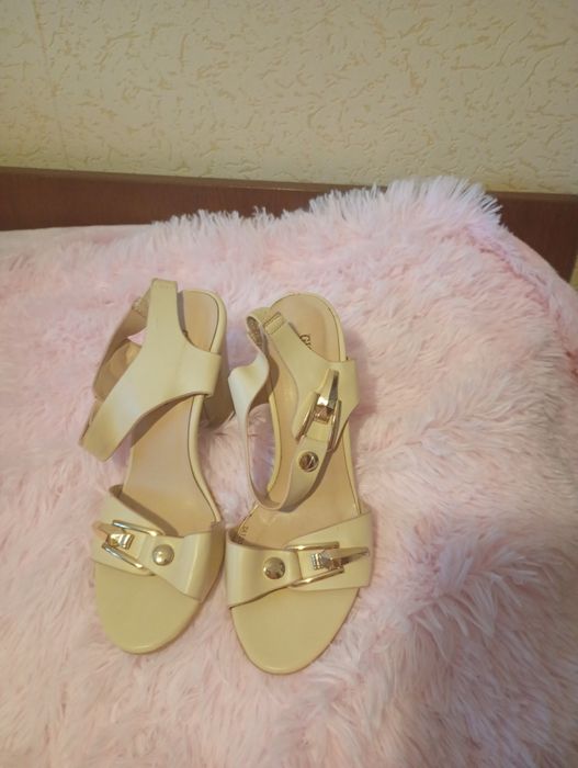 Шкіряні босоніжки