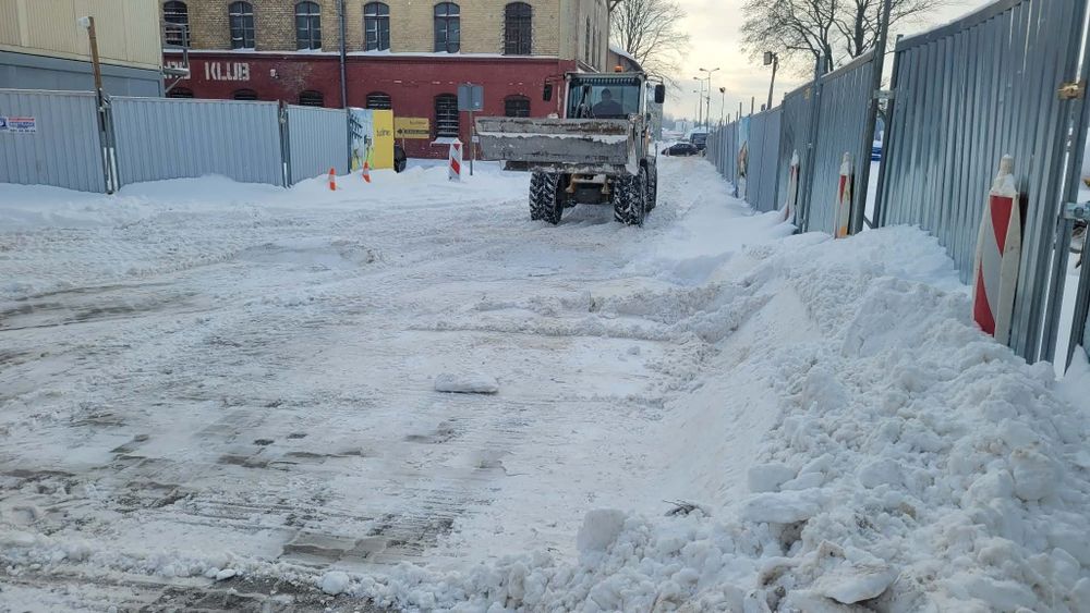 Odśnieżanie ładowarka. Odśnieżanie reczne